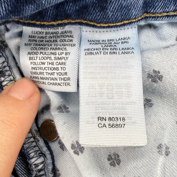 ☘️Lucky Brand Hayden Crop Jeans Size 6/28 Light Wash Distressed Denim☘️ - Picture 3 of 5